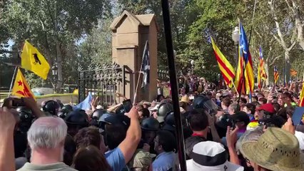 Así ha sido el momento en el que se ha roto el cordón policial en la Ciutadella (Barcelona)