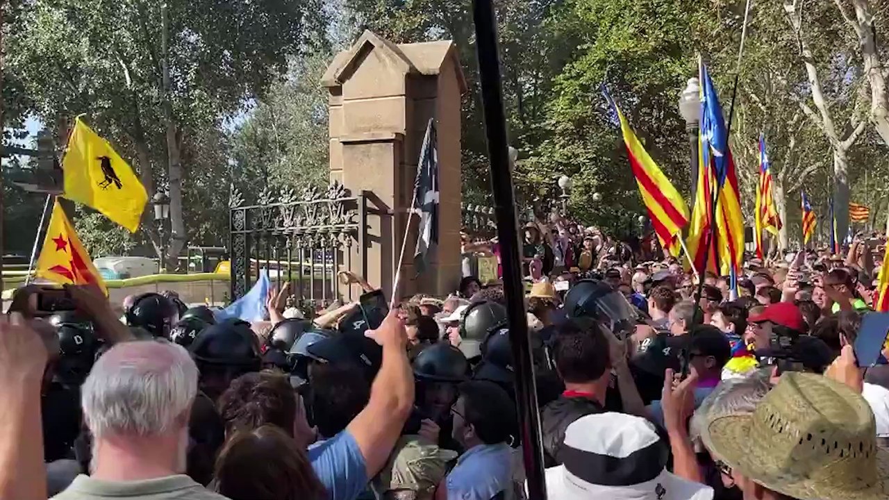Así ha sido el momento en el que se ha roto el cordón policial en la Ciutadella (Barcelona)