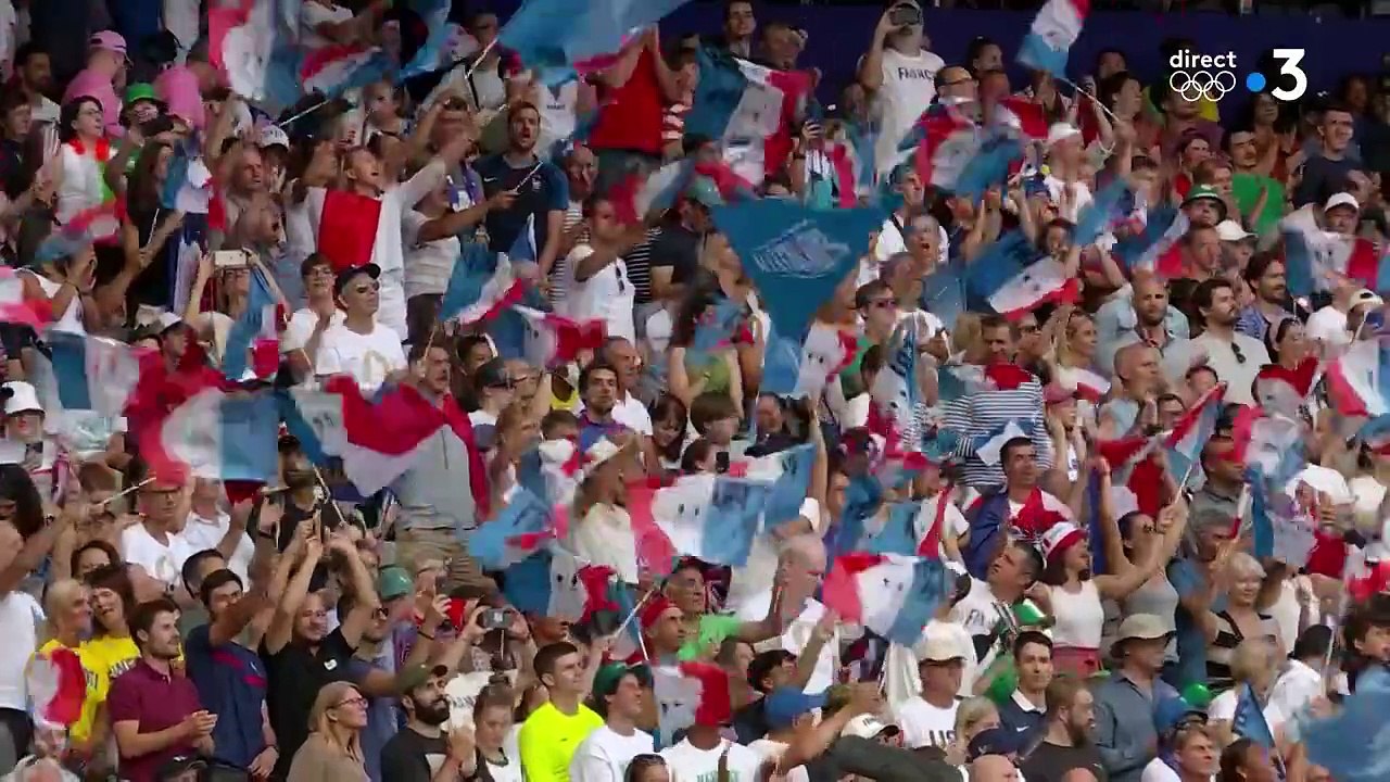 France 3 coupe la demi-finale du 110 m haies du Français Sasha Zhoya en pleine course.