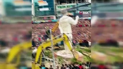 Bangaladeş’te halkın öfkesi dinmek bilmiyor Mucibur Rahman heykelleri bir bir yıkılıyor