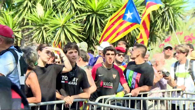 Un grupo de independentistas apoya a Puigdemont en las inmediaciones del Parlament