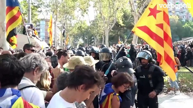 Rifirrafes entre mossos y manifestantes de Puigdemont que querían entrar en el Parlament