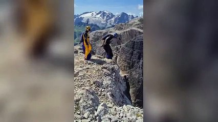 Il video dei due base jumper che si lanciano dal Piz da Lech dopo la morte di Raian Kamel
