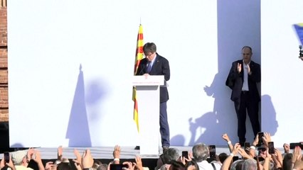 Carles Puigdemont reaparece brevemente na Espanha, mas some