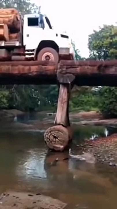 Un camion bien trop chargé pour ce petit pont de bois