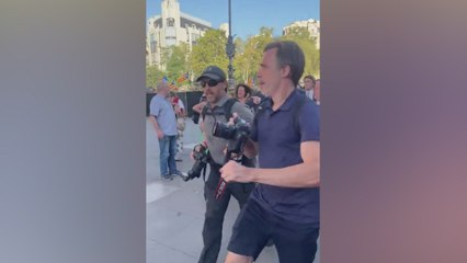 Una mujer se hace viral con Puigdemont a la carrera en una escena surrealista