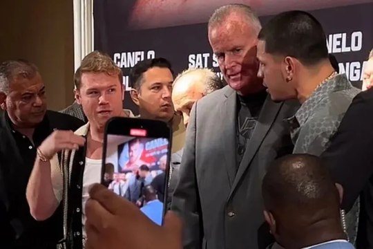 Canelo Álvarez amenaza a Edgar Berlanga en el cara a cara: Te voy a dar la chin...a de tu vida