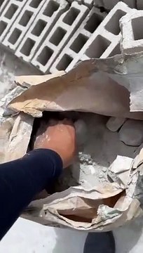 Veja o momento em que celulares celulares que seriam entregues a detentos são encontrados dentro de saco de cimento na Bahia