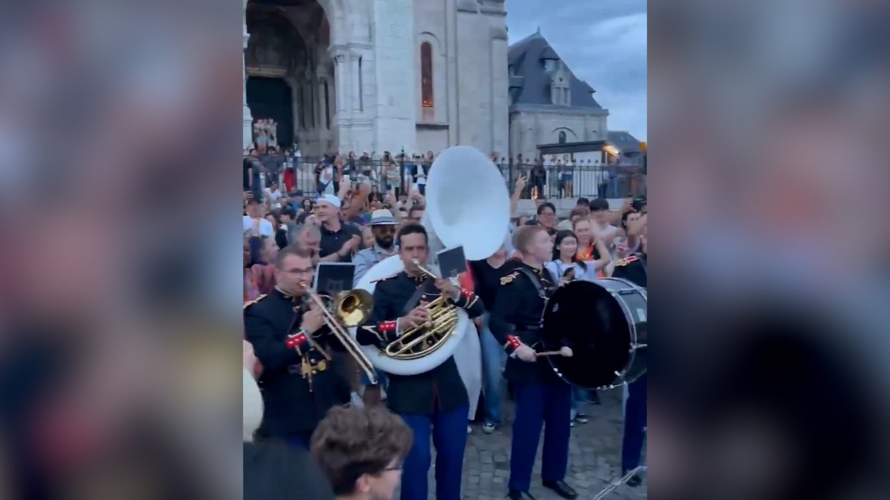 JO Paris 2024 : la Garde républicaine enflamme Montmartre en reprenant « Freed from desire » devant le Sacré-Cœur