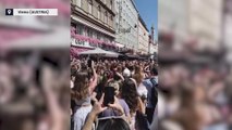 Fans de Tayor Swift toman el centro de Viena para cantar sus canciones tras la cancelación de los conciertos