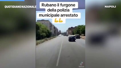 Napoli, ruba il furgone dei vigili ma resta bloccato nel traffico