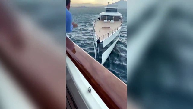 Scontro tra superyacht a Napoli, il Venus che fu di Steve Jobs urta il Lady Moura del milionario Salinas: il video della collisione e le urla a bordo