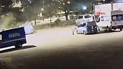 Ruhsatsız iş yeri mühürlenince, zabıta araçlarının lastiklerini kesti