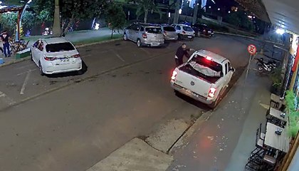 Câmera flagra assaltante que teria atravessado à nado fronteira com Argentina e atirado contra mulher em SC