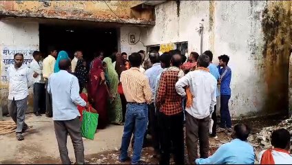 मैहर में खाद के लिए अन्‍नदाता परेशान, केंद्रों पर लगी लंबी कतार,करना पड़ रहा 2 दिन का इंतजार