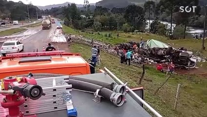 Caminhão colide em carro e tomba no trevo de Bituruna na BR-153; Caminhoneiro não sobreviveu