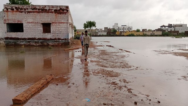 Watch Video: बरसाती पानी से घिरा संस्कृत विद्यालय