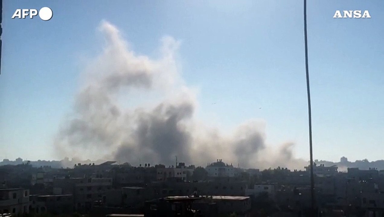 Gaza, nuvole di fumo dopo un attacco israeliano