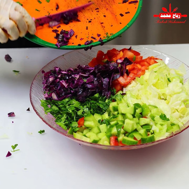 رز مع دجاج المسلوق الاكلة الاكثر شعبية و طلبا مع لبن بخيار و سلطة الخضار مع رباح محمد