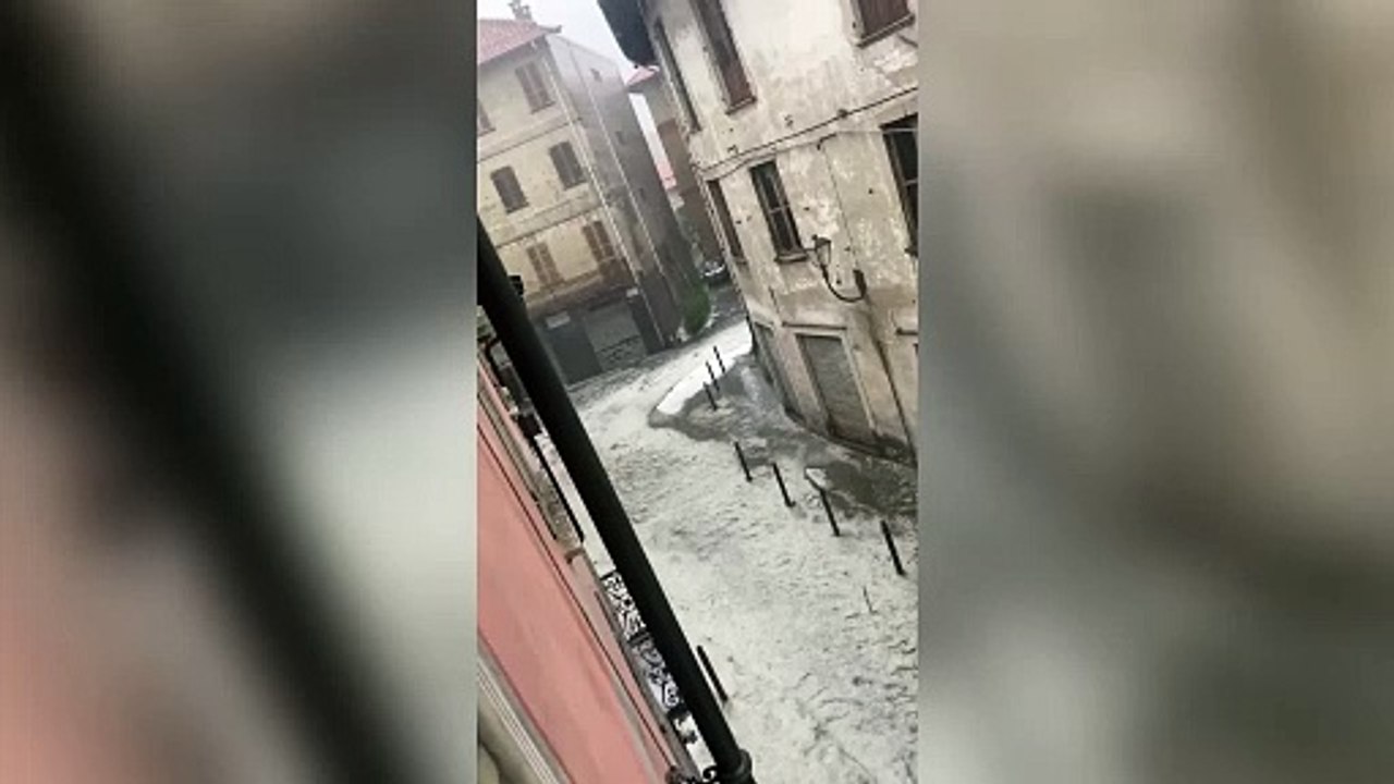 L'incredibile fiume di acqua e grandine che ha invaso le strade a Borgosesia