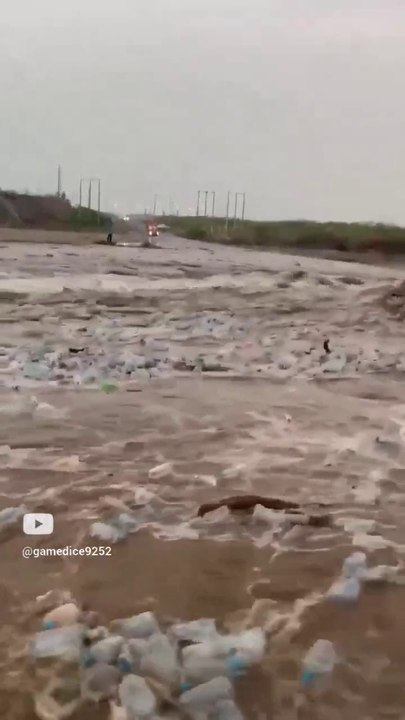 Man almost swept away by flash flood in Mecca, Saudi Arabia (August 6, 2024). #flashnews #flood