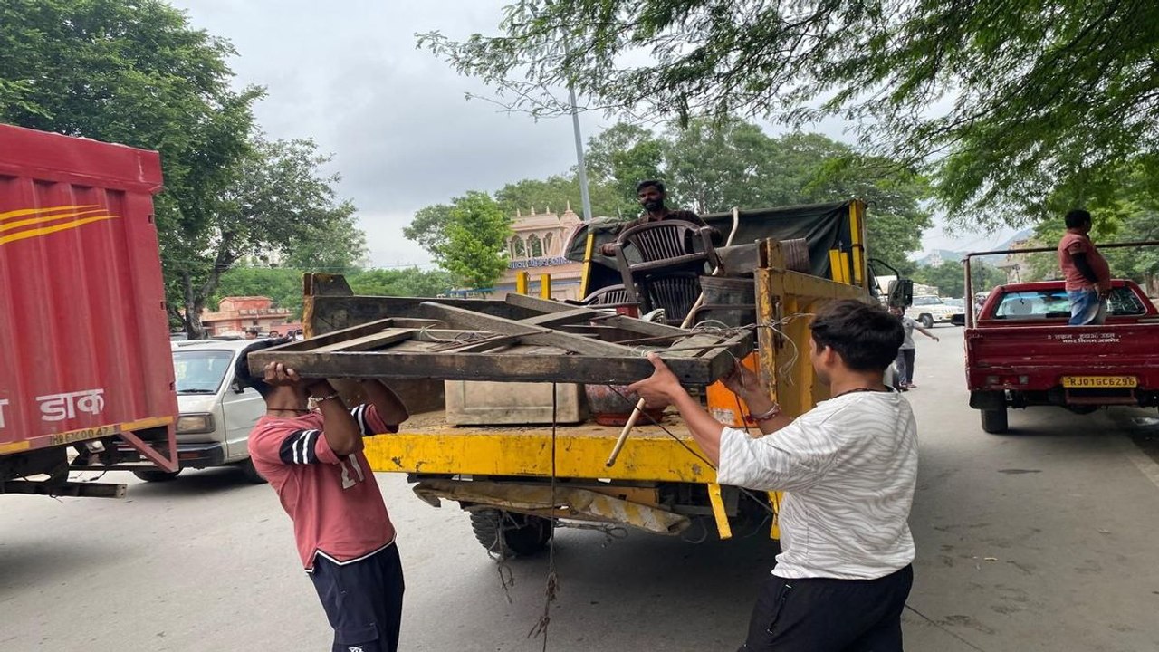 नगर निगम टीम ने महावीर सर्किल क्षेेत्र से अतिक्रमण हटाए