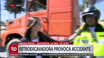 Tráiler que transportaba un tractor choca contra un pequeño puente y genera caos en la Ceja