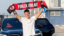 Morata atterra a Linate e mostra la sciarpa del Milan, i tifosi: 