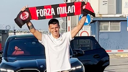 Morata atterra a Linate e mostra la sciarpa del Milan, i tifosi: "Uno di noi"