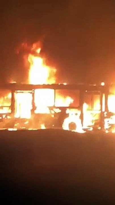 Ônibus é incendiado e motorista tem queimaduras de 2º grau pelo corpo em Peruíbe