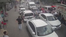 Avcılar'da 'Yol verme' tartışması silahlı çatışmaya dönüştü: 6 yaralı