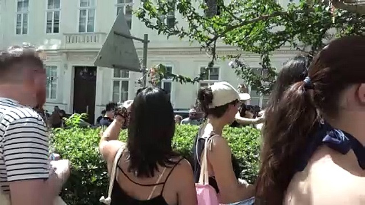 Wien: Taylor-Swift-Fans singen nach Konzertabsage auf den Straßen