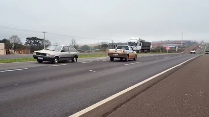 Gol para na contramão após colisão com carreta na BR-277, em Cascavel