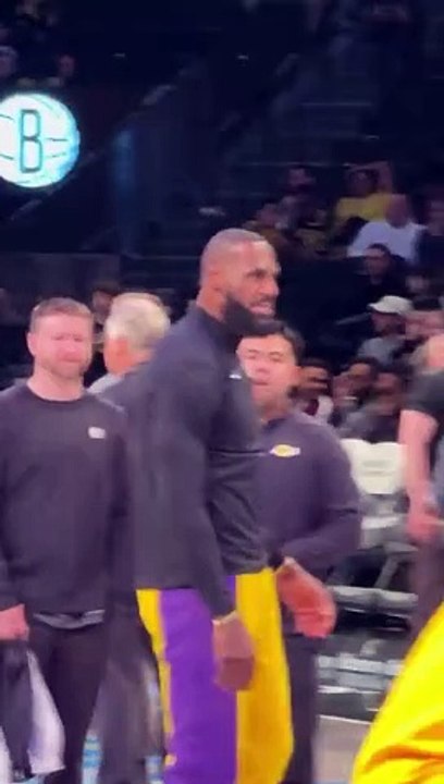 LeBron James canta Kendrick Lamar durante aquecimento