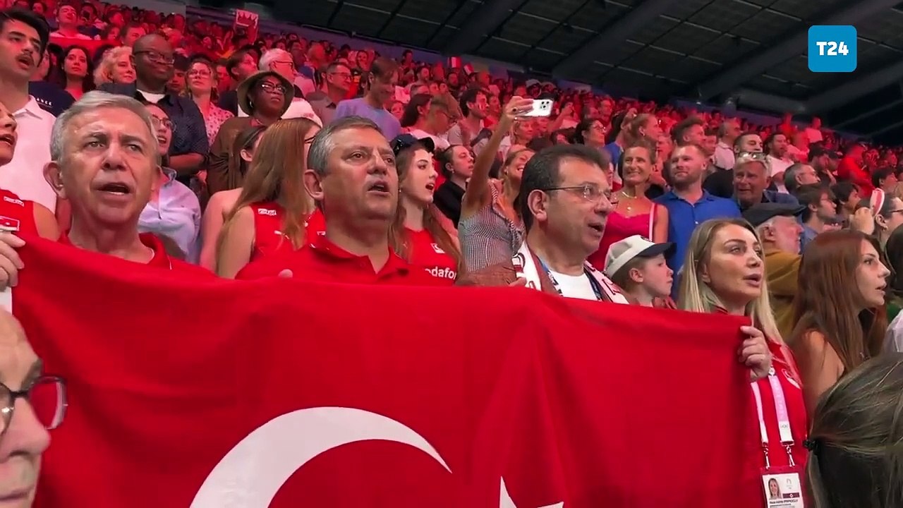 Özgür Özel, Mansur Yavaş ve Ekrem İmamoğlu, Filenin Sultanları'na destek vermek için salonda.