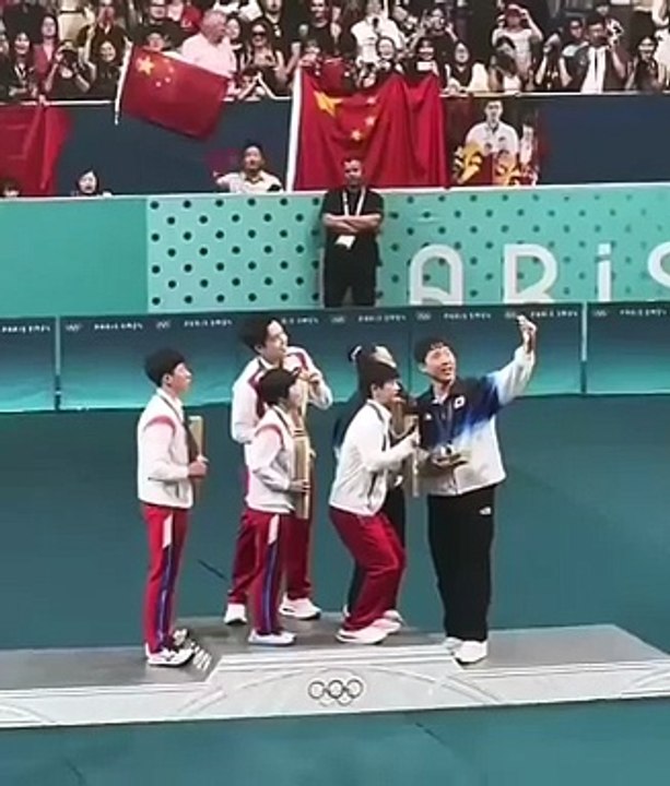Paris 2024: les athlètes sud et Nord coréens prennent un selfie ensemble