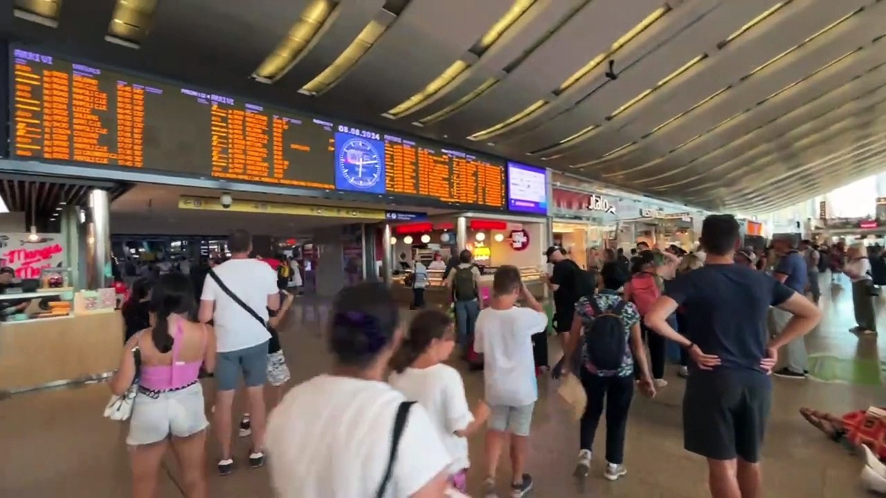 Caos a Termini:« Bisogna vedere dove andremo a dormire. Fuori ci sono i barboni, forse c'è un cartone anche per noi»