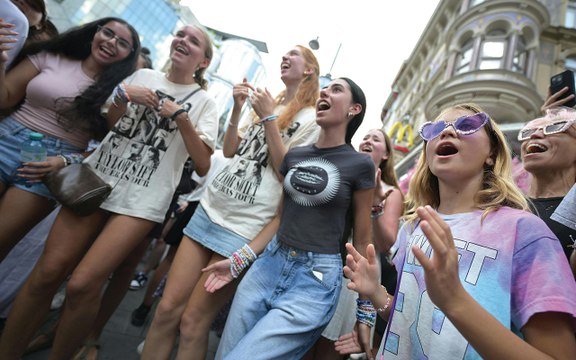 Vienna: lo show degli Swiftie che cantano per strada, dopo l'annullamento dei concerti di Taylor Swift