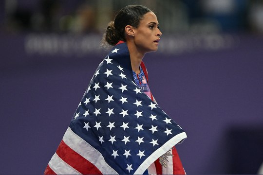 الأمريكية سيدني ماكلولين ليفرون تحرز الذهبية و تحطم الرقم القياسي العالمي في سباق 400 متر حواجز