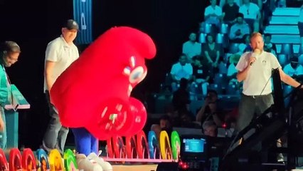 la mascotte officielle des JO réalise un impressionnant épaulé-jeté en haltérophilie.