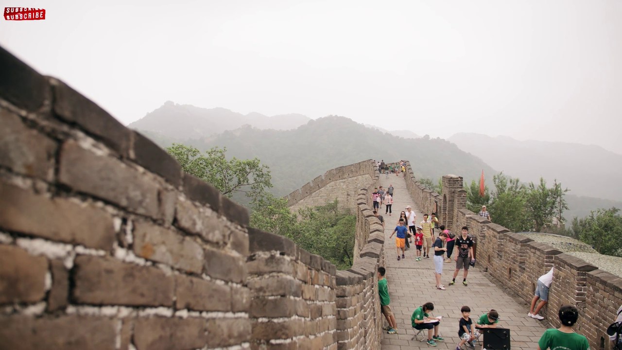 The Great Wall of China is so wide that six horses can run side by side.
