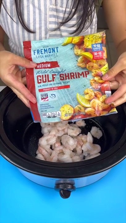 this crockpot dinner is so good   I show you how to make a yummy shrimp pasta in the crockpot   Youll need: shrimp, lemon , broth, spices, pasta , garlic   Enjoy!