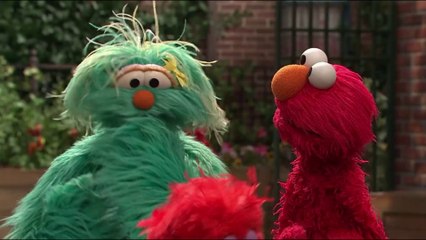 Sesame Street: Elmo Finds a Baby Bird.