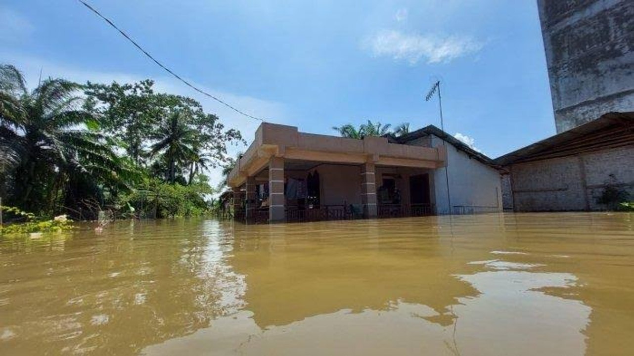 DAMPAK PROYEK GUDANG REKANAN JALAN TOL PEMUKIMAN WARGA DESA FIRDAUS KEBANJIRAN