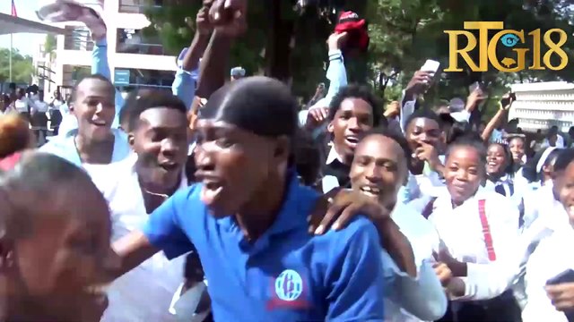 Reyaksyon plizyè elèv NS4 nan dènye jou egzamen ofisyèl Bakaloreya yo nan mikwo Radio Télé Ginen.