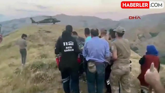 Bingöl'de hayvan otlatırken kayalıklardan düşen kadın helikopterle hastaneye yetiştirildi