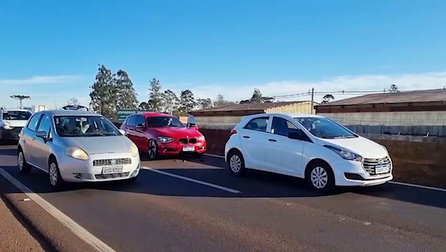 Engavetamento entre Corsa, BMW e HB20 é registrado na BR-277, em Cascavel