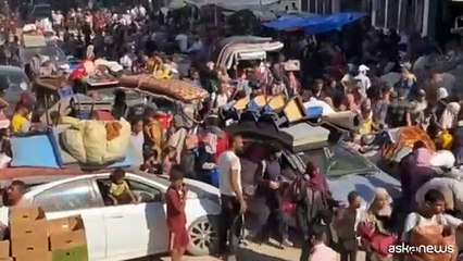 Centinaia di sfollati di Gaza fuggono dall'area est di Khan Yunis