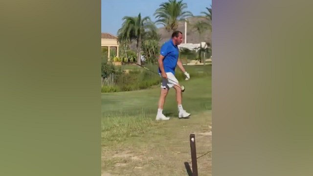 Increpan a Óscar Puente por Puigdemont mientras juega al golf: “El tonto del día...”