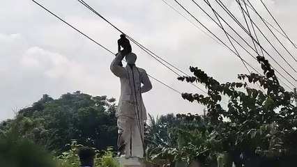 Vandilize statues of Mujibur Rahman
